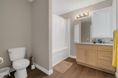 10104  122 Ave Nw, Edmonton, AB - Indoor Photo Showing Bathroom