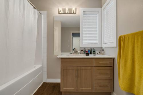 10104  122 Ave Nw, Edmonton, AB - Indoor Photo Showing Bathroom