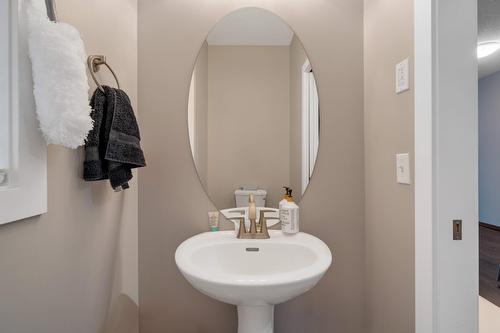 10104  122 Ave Nw, Edmonton, AB - Indoor Photo Showing Bathroom