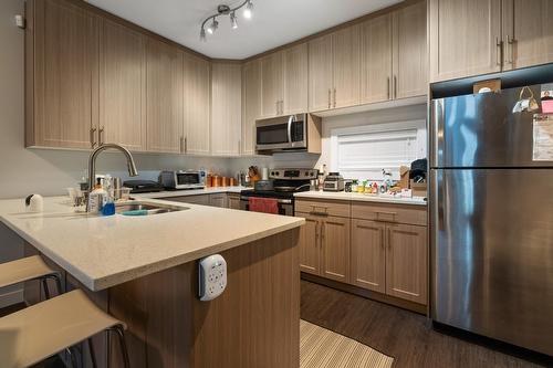10104  122 Ave Nw, Edmonton, AB - Indoor Photo Showing Kitchen With Double Sink