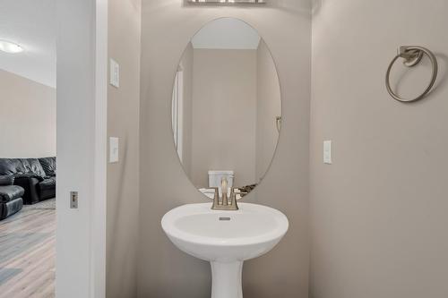 10104  122 Ave Nw, Edmonton, AB - Indoor Photo Showing Bathroom