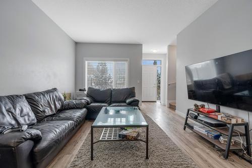 10104  122 Ave Nw, Edmonton, AB - Indoor Photo Showing Living Room