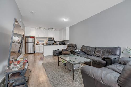 10104  122 Ave Nw, Edmonton, AB - Indoor Photo Showing Living Room