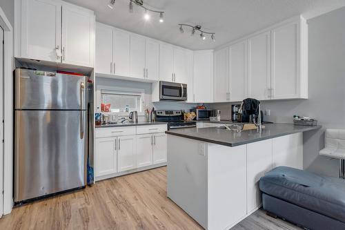 10104  122 Ave Nw, Edmonton, AB - Indoor Photo Showing Kitchen