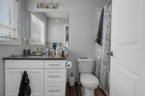 10104  122 Ave Nw, Edmonton, AB - Indoor Photo Showing Bathroom