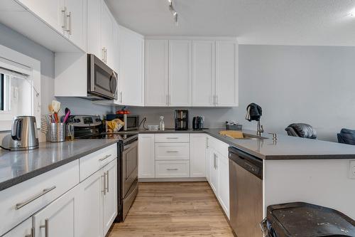 10104  122 Ave Nw, Edmonton, AB - Indoor Photo Showing Kitchen