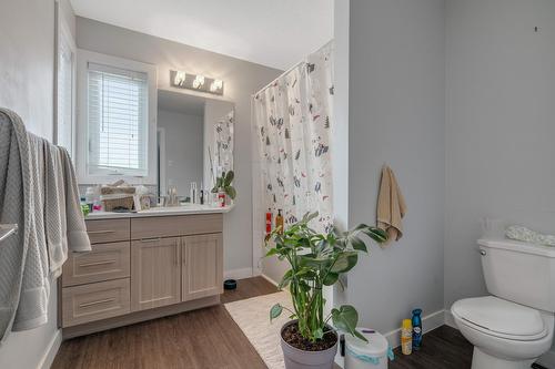 10104  122 Ave Nw, Edmonton, AB - Indoor Photo Showing Bathroom