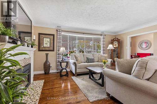 8 Parkview Drive, St. Thomas, ON - Indoor Photo Showing Living Room