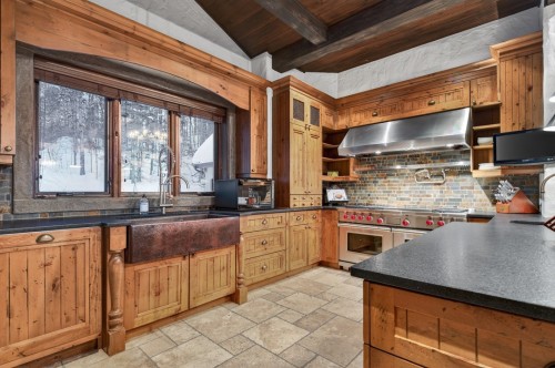 Kitchen - 1015 Ch. Cochrane, Mont-Tremblant, QC - Indoor Photo Showing Kitchen