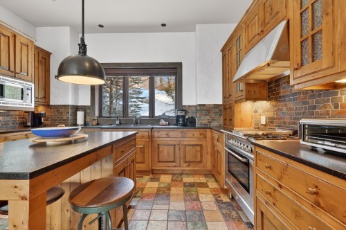 Kitchen - 1015 Ch. Cochrane, Mont-Tremblant, QC - Indoor Photo Showing Kitchen