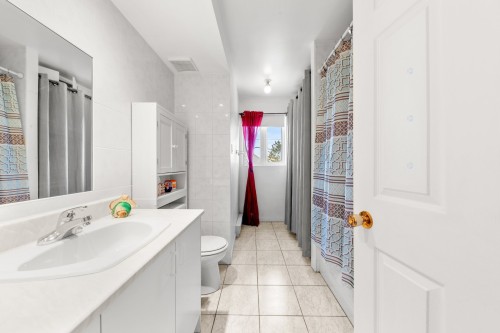 Bathroom - 1152  - 1156 Rue Jean-Béliveau, Longueuil (Le Vieux-Longueuil), QC - Indoor Photo Showing Bathroom