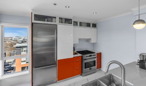 Kitchen - 702-24 Ch. Bates, Montréal (Outremont), QC - Indoor Photo Showing Kitchen With Upgraded Kitchen