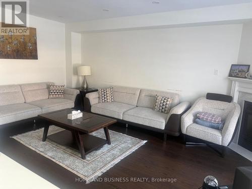 5807 Cornell Crescent, Mississauga, ON - Indoor Photo Showing Living Room