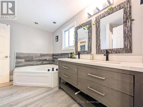 39 Endeavour Drive, Cambridge, ON - Indoor Photo Showing Bathroom