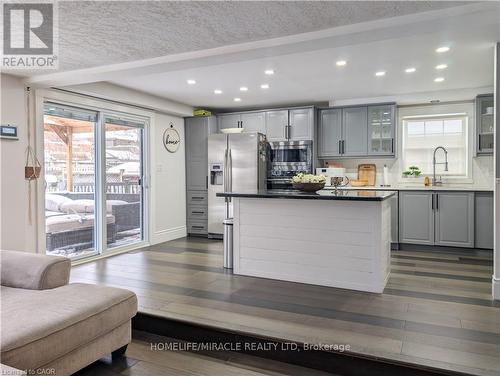 39 Endeavour Drive, Cambridge, ON - Indoor Photo Showing Kitchen With Upgraded Kitchen