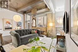 121 - 201 CARLAW AVENUE  Toronto, ON M4M 2S1