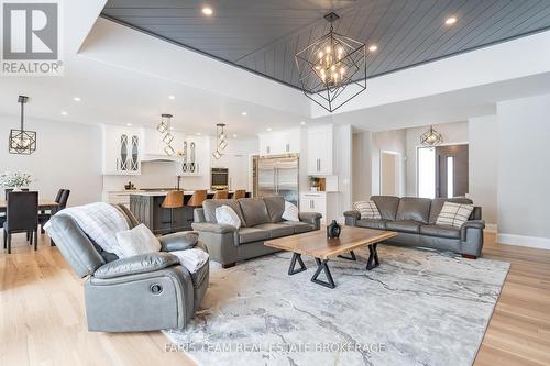 7 Reynolds Road, Tiny, ON - Indoor Photo Showing Living Room