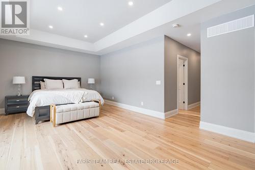 7 Reynolds Road, Tiny, ON - Indoor Photo Showing Bedroom
