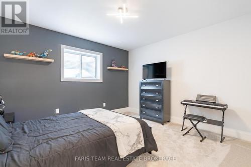 7 Reynolds Road, Tiny, ON - Indoor Photo Showing Bedroom