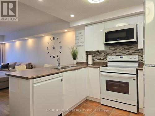 201 - 35 Hunt Avenue, Richmond Hill, ON - Indoor Photo Showing Kitchen With Double Sink