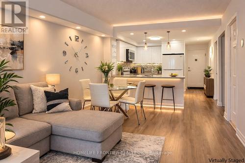 201 - 35 Hunt Avenue, Richmond Hill, ON - Indoor Photo Showing Living Room