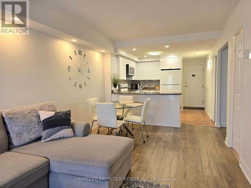 201 - 35 Hunt Avenue, Richmond Hill, ON - Indoor