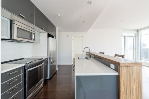 Kitchen - 2706-495 Av. Viger O., Montréal (Ville-Marie), QC - Indoor Photo Showing Kitchen With Double Sink With Upgraded Kitchen