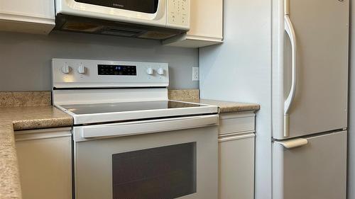 101-160 5 Avenue, Salmon Arm, BC - Indoor Photo Showing Kitchen