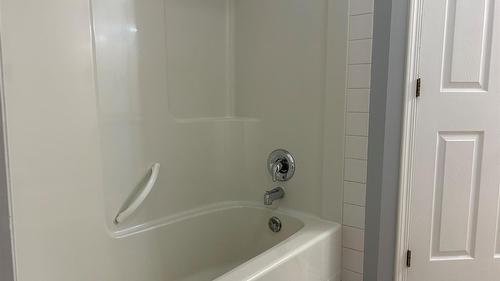 101-160 5 Avenue, Salmon Arm, BC - Indoor Photo Showing Bathroom