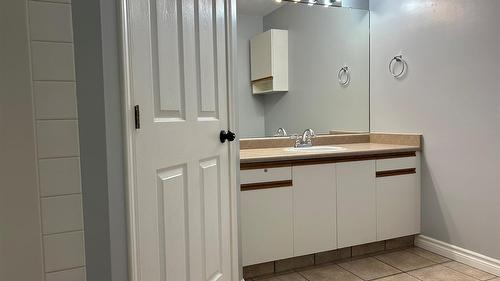 101-160 5 Avenue, Salmon Arm, BC - Indoor Photo Showing Bathroom