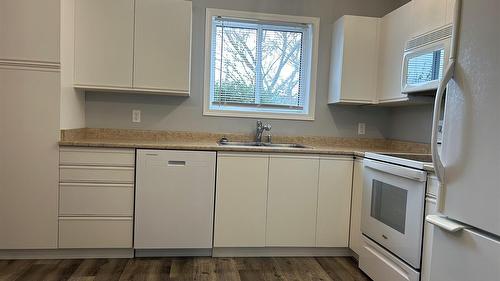 101-160 5 Avenue, Salmon Arm, BC - Indoor Photo Showing Kitchen With Double Sink
