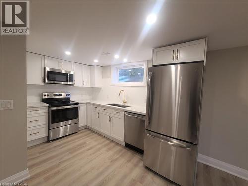 10 Sherwood Rise, Hamilton, ON - Indoor Photo Showing Kitchen With Double Sink