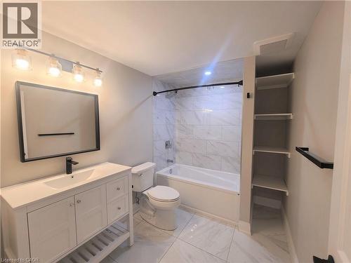10 Sherwood Rise, Hamilton, ON - Indoor Photo Showing Bathroom