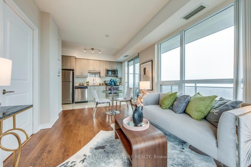 1411-9201 Yonge Street, Richmond Hill, ON - Indoor Photo Showing Living Room