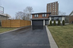 1872 Steepbank Crescent  Mississauga, ON L4X 1T8