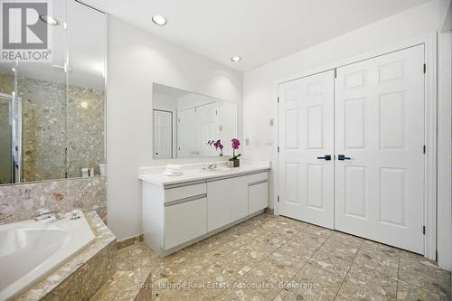 100 National Drive, Hamilton, ON - Indoor Photo Showing Bathroom