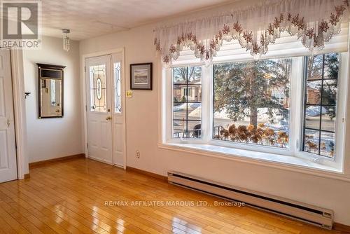 Front entrance to living room with bay window - 577 Lynwood Drive, Cornwall, ON - Indoor Photo Showing Other Room