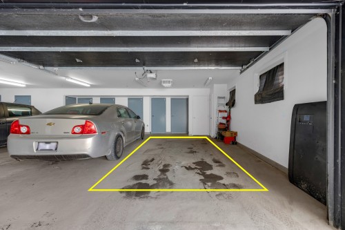 Garage - 103-11860 Rue Notre-Dame E., Montréal (Rivière-Des-Prairies/Pointe-Aux-Trembles), QC - Indoor Photo Showing Garage