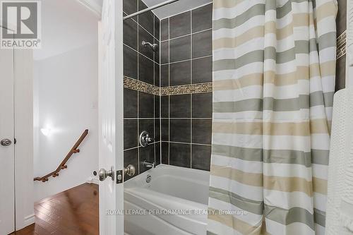 2654 Draper Avenue, Ottawa, ON - Indoor Photo Showing Bathroom