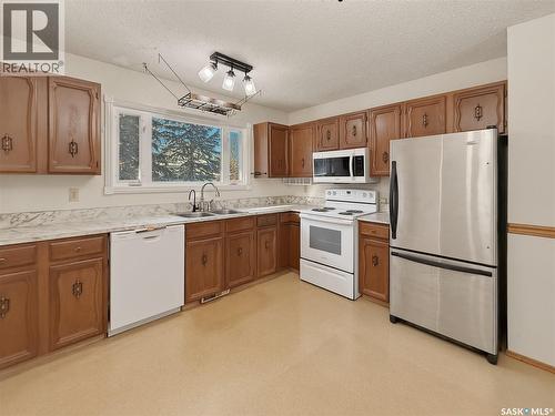 264 Hayes Drive, Swift Current, SK - Indoor Photo Showing Kitchen With Double Sink