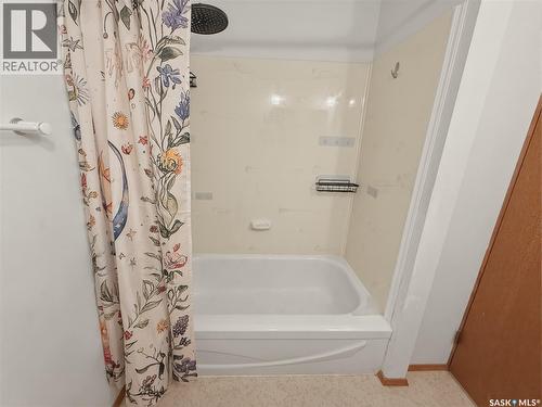 264 Hayes Drive, Swift Current, SK - Indoor Photo Showing Bathroom