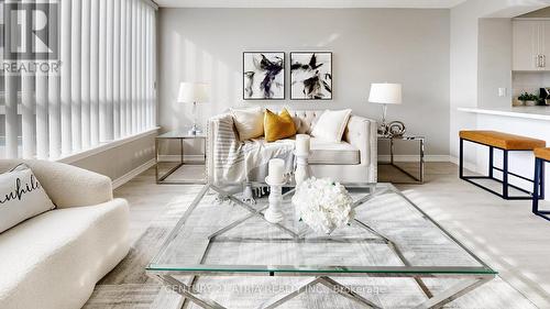 719 - 9015 Leslie Street, Richmond Hill, ON - Indoor Photo Showing Living Room