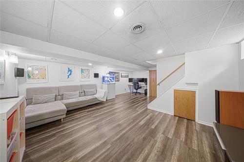 82 Willowmeade Cr, Winnipeg, MB 