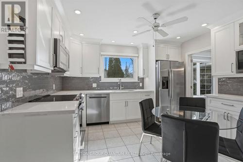 1814 Barsuda Drive, Mississauga, ON - Indoor Photo Showing Kitchen With Upgraded Kitchen