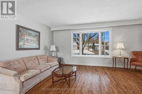 1814 Barsuda Drive, Mississauga, ON - Indoor Photo Showing Living Room