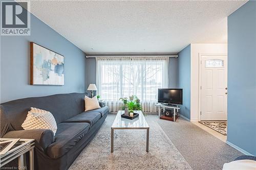 21 Lynwood Road, Hamilton, ON - Indoor Photo Showing Living Room