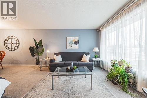 21 Lynwood Road, Hamilton, ON - Indoor Photo Showing Living Room