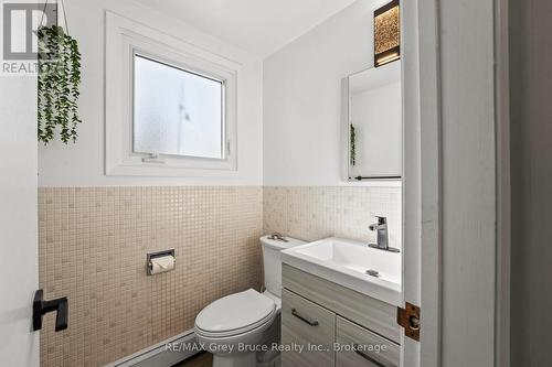 2-Pc Bath - Main Floor - 74 Inwood Crescent, Kitchener, ON - Indoor Photo Showing Bathroom