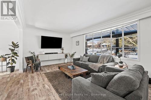 Living Room - 74 Inwood Crescent, Kitchener, ON - Indoor Photo Showing Living Room