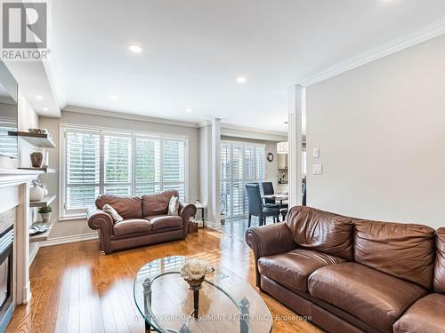 5437 Middleport Crescent, Mississauga, ON - Indoor Photo Showing Living Room